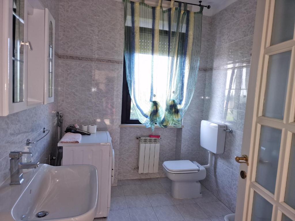 A bathroom at Appartamento Divino Tramonto