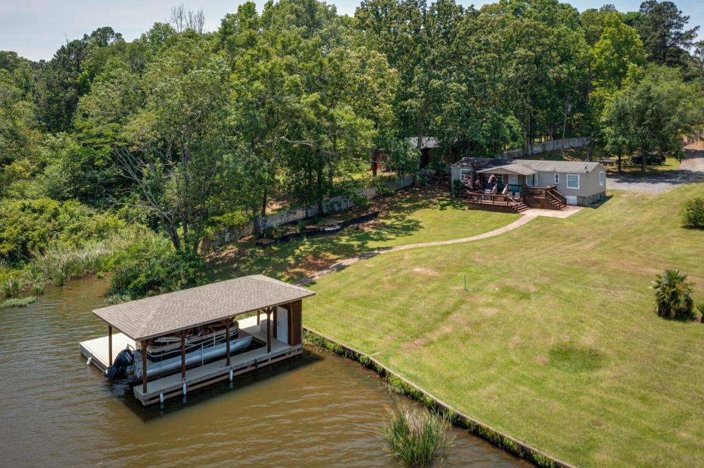 Lake Sinclair Vacation Rental with Grill!, Milledgeville