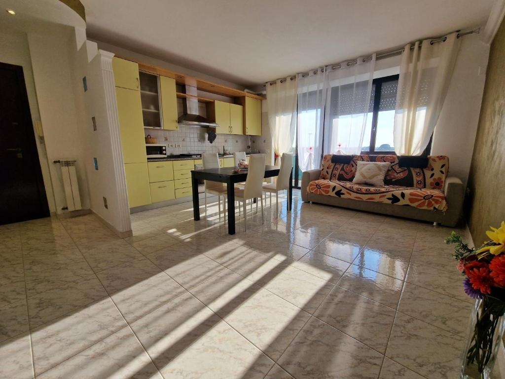 A kitchen or kitchenette at Appartamento Divino Tramonto