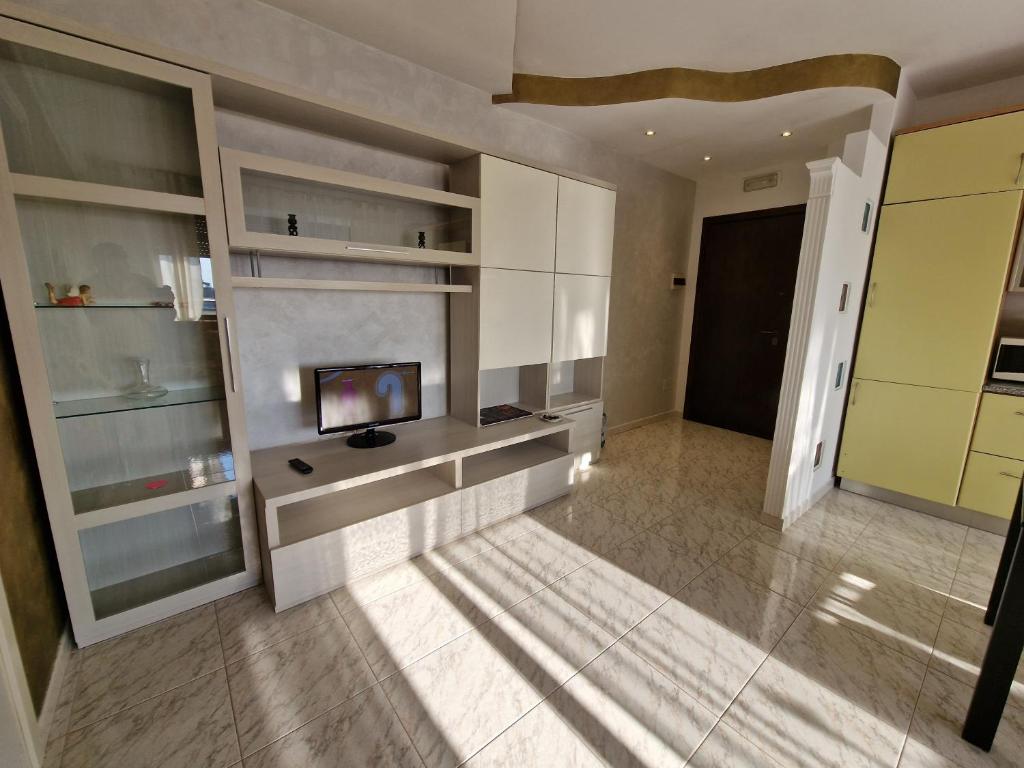 A kitchen or kitchenette at Appartamento Divino Tramonto