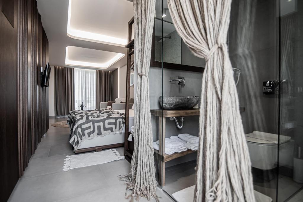 Postel nebo postele na pokoji v ubytování King's & Queen's Afitos - Suites With Private Pool