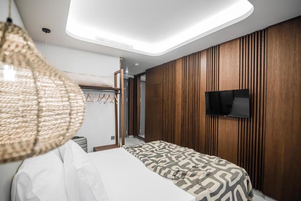 Postel nebo postele na pokoji v ubytování King's & Queen's Afitos - Suites With Private Pool