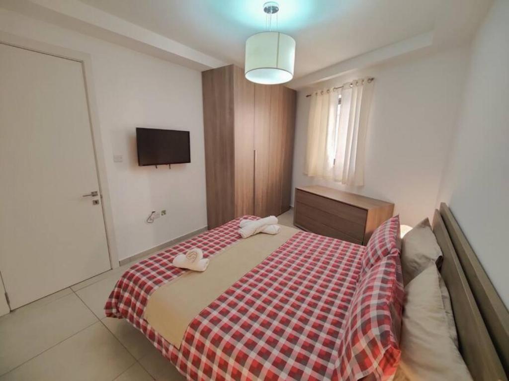 a bedroom with a bed with towels on it at Perfect place in Il-Gżira