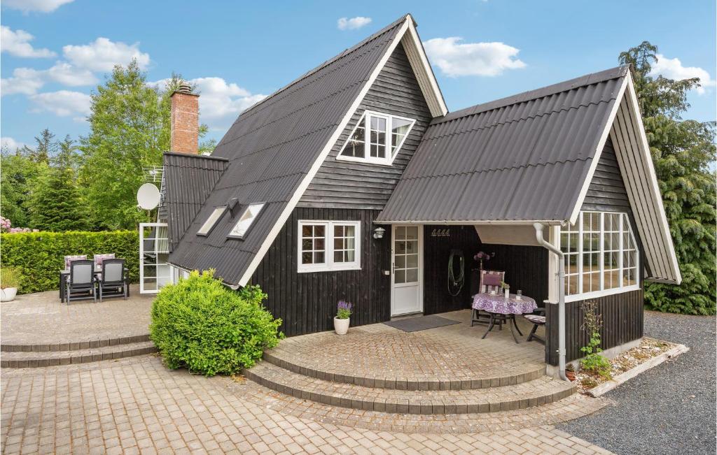 Το κτήριο όπου στεγάζεται  η παραθεριστική κατοικία