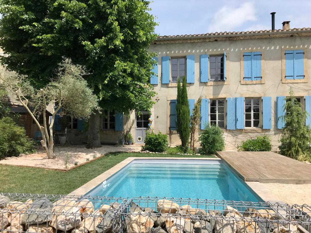 una piscina frente a una casa en Coeur de Roses, gîte & chambre d'hôtes en Alaigne