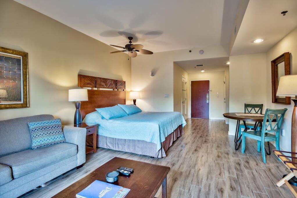 Postel nebo postele na pokoji v ubytování LUAU - Sandestin Resort Condos