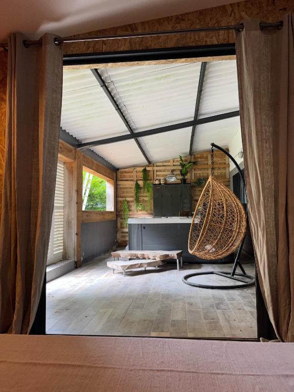 ein Zimmer mit Hängematte in der Mitte eines Hauses in der Unterkunft Les Chambres de Marc in Fontenille-Saint-Martin-d'Entraigues