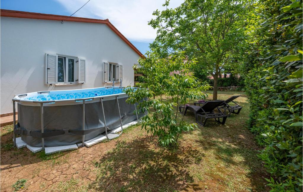 - un bain à remous dans l'arrière-cour d'une maison dans l'établissement Beautiful Home In Labin With Wifi, à Labin