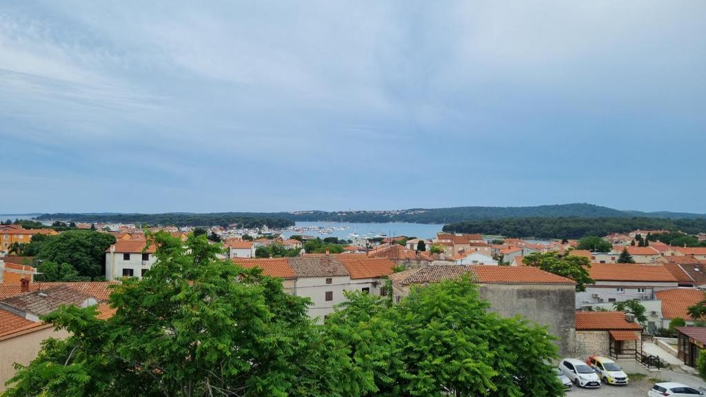 uma vista da cidade a partir da fortaleza em Laura Rooms em Medulin