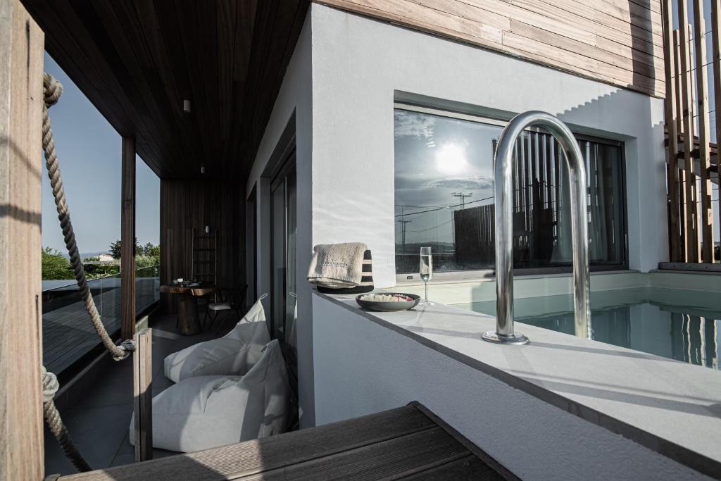 Posezení v ubytování King's & Queen's Afitos - Suites With Private Pool