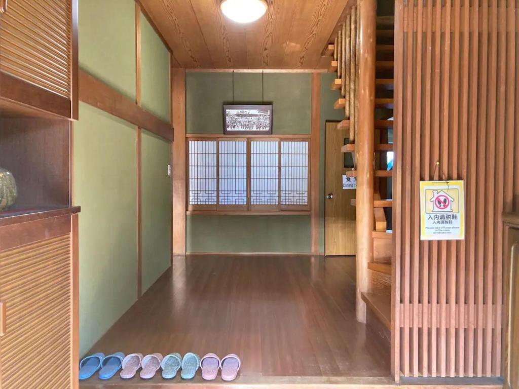 Minpaku Yagi - Vacation STAY 14700 في إيسي: غرفة وأرضيات خشبية وغرفة بها رف