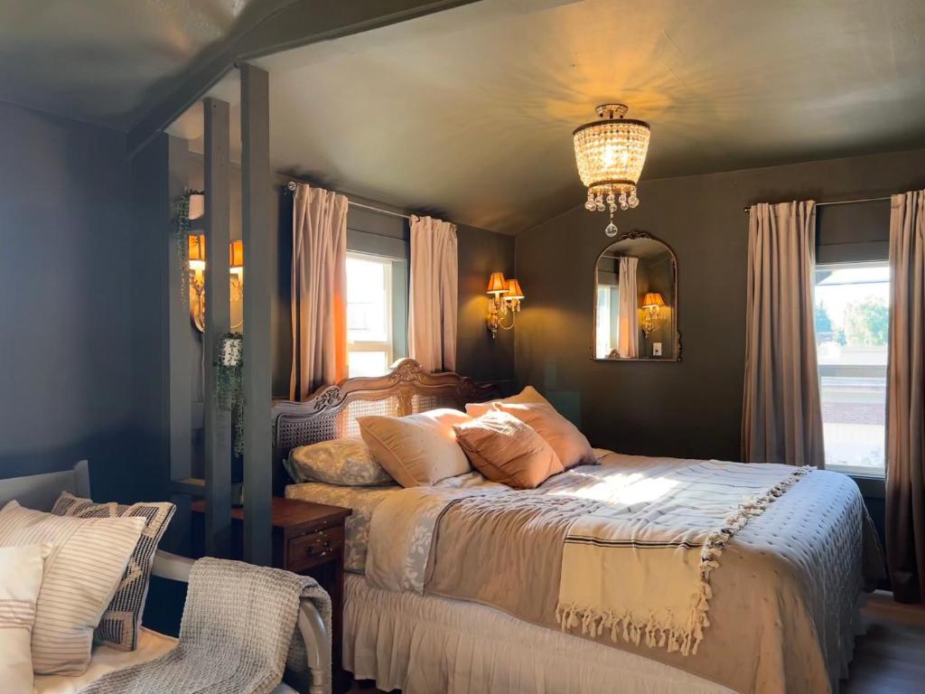 una camera con letto e lampadario a braccio di Pioneer Heritage Apt 2 Downtown Rridgefield a Ridgefield