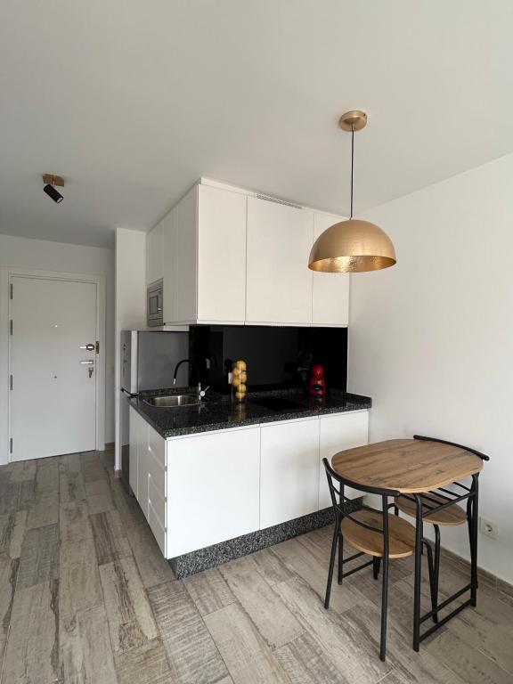 Kuchyň nebo kuchyňský kout v ubytování Apartamento-Duplex de lujo en Marbella, Dunas de Artola