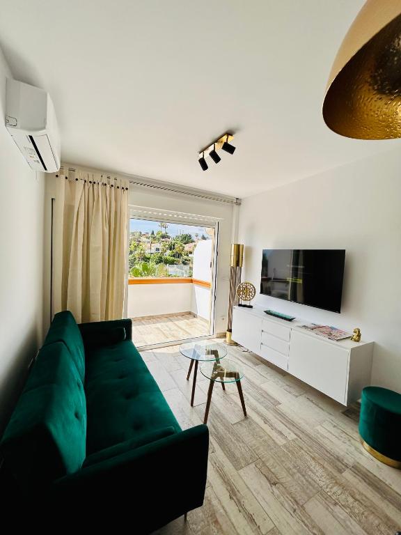 TV a/nebo společenská místnost v ubytování Apartamento-Duplex de lujo en Marbella, Dunas de Artola