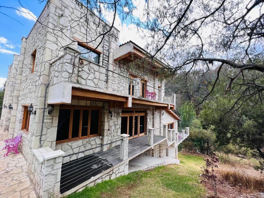 een stenen gebouw met een veranda en een balkon bij Finca Bermúdez - Casa Francisca in Huasca de Ocampo