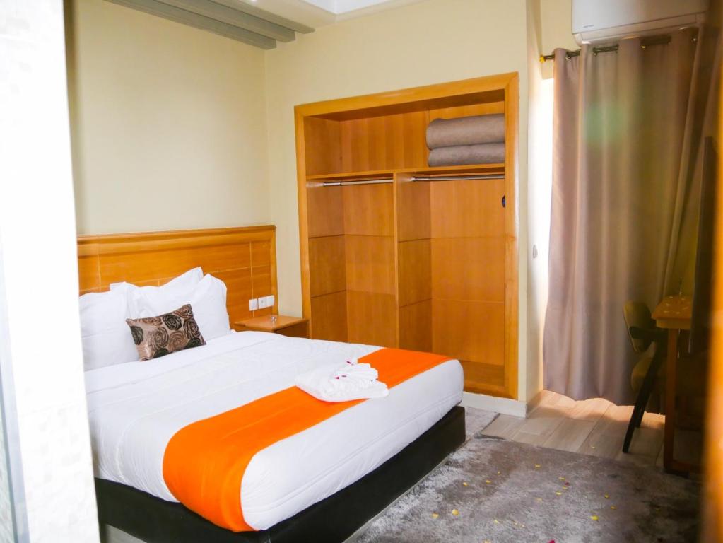 Postel nebo postele na pokoji v ubytování Hotel Golden Flora