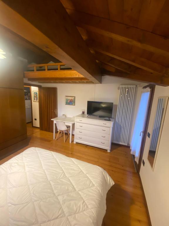 un soggiorno con letto bianco e tavolo di Bellavista a Santorso