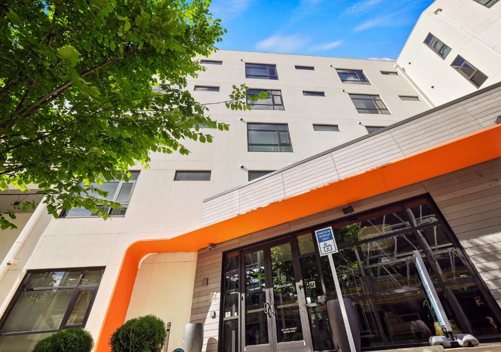un edificio con una franja naranja en la parte delantera en Placemakr Wedgewood-Houston, en Nashville