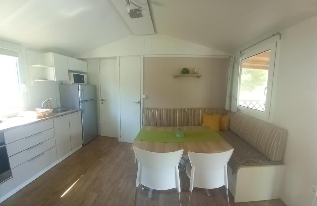 Kuchyň nebo kuchyňský kout v ubytování Mobile Homes Seashell Jezera