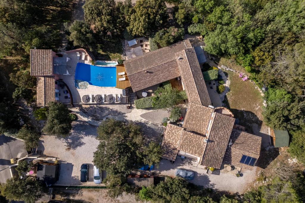 Bazén v ubytovaní La Rose des Vents & Spa - Gite Savane alebo v jeho blízkosti
