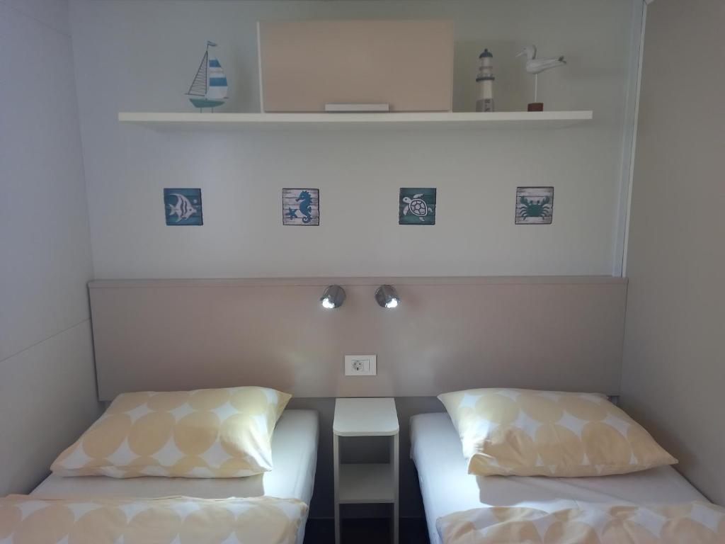 Postel nebo postele na pokoji v ubytování Mobile Homes Seashell Jezera