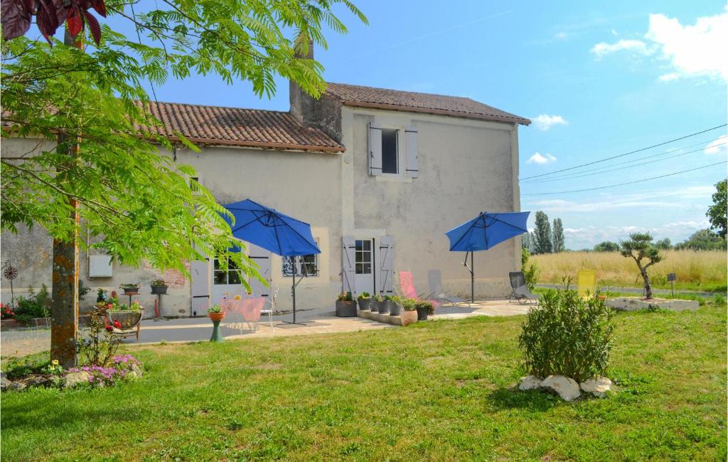 Razac-de-SaussignacにあるNice Home In Razac-De-Saussignacの青い傘を前に置いた家