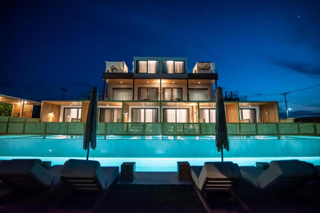 un hôtel avec une piscine ouverte la nuit dans l'établissement King’s & Queen’s, à Afytos