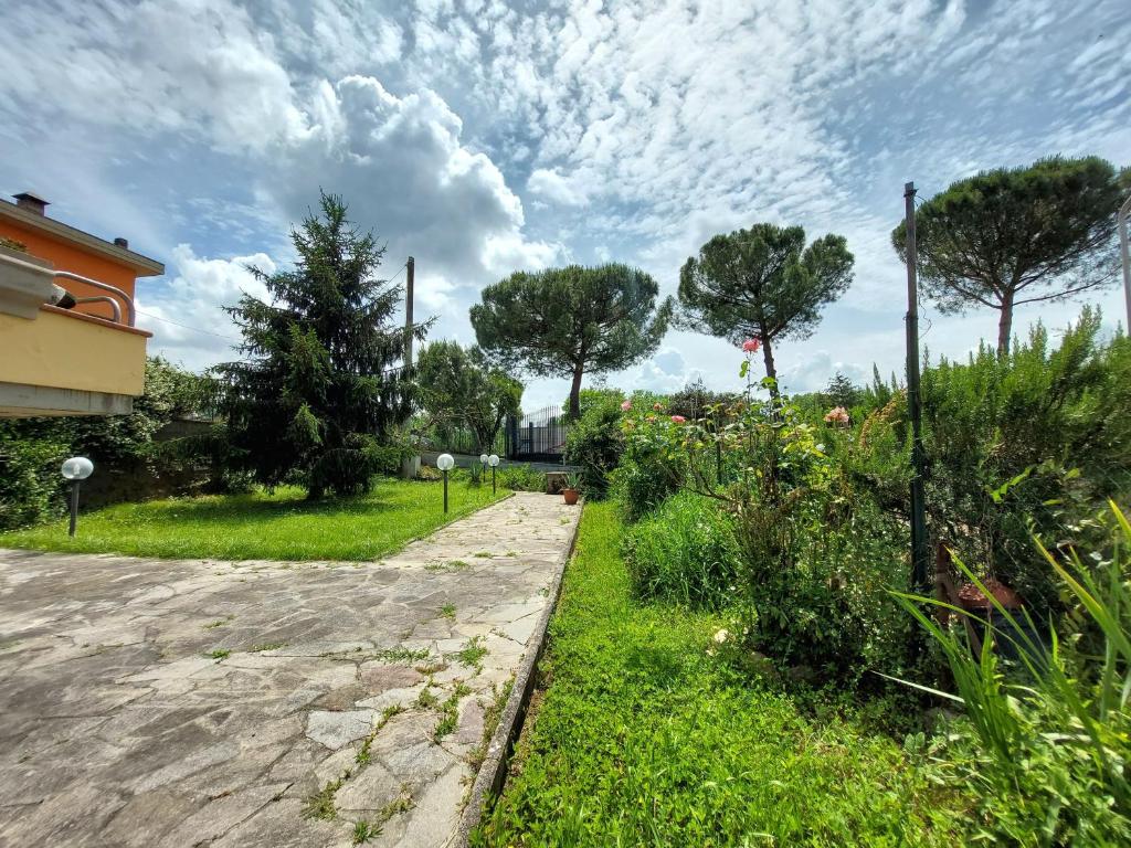 Ogród w obiekcie Casa Vacanze - La Ginestra