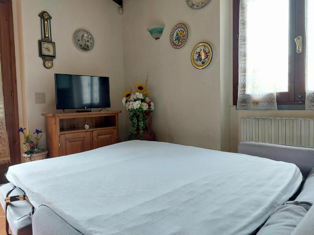 Telewizja i/lub zestaw kina domowego w obiekcie Casa Vacanze - La Ginestra