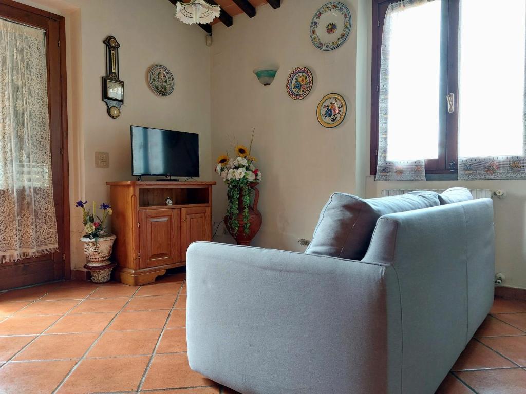 salon z kanapą i telewizorem w obiekcie Casa Vacanze - La Ginestra w mieście Ginestra