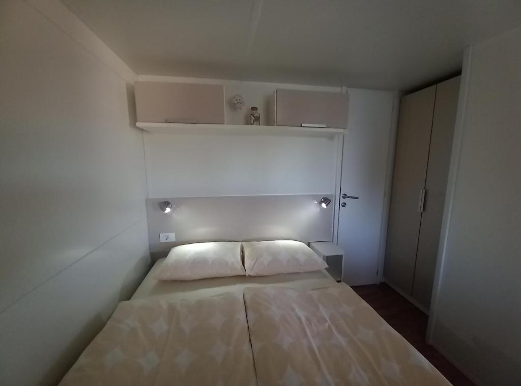 Postel nebo postele na pokoji v ubytování Mobile Homes Seashell Jezera