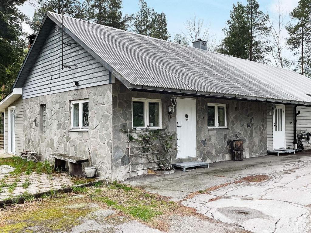 una casa de piedra con techo gris en Holiday home KLÄSSBOL II en Klässbol