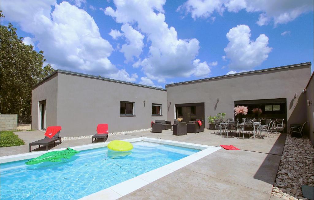 una piscina con un frisbee en un patio en Nice Home In Lussas With Outdoor Swimming Pool, en Lussas