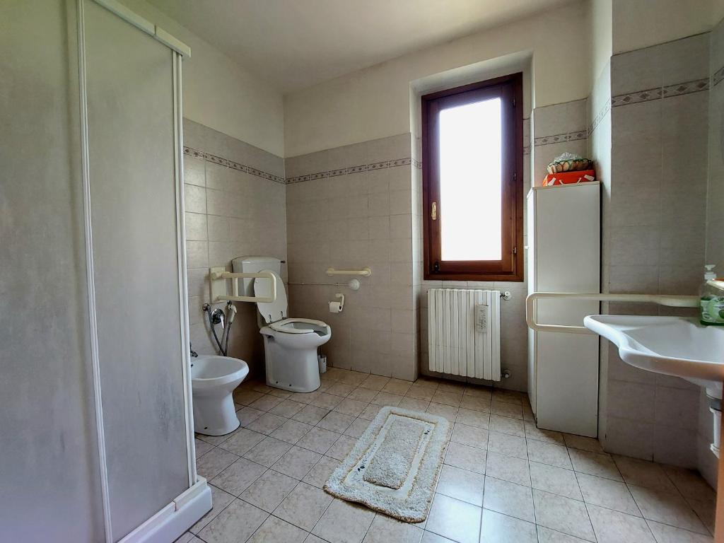 łazienka z toaletą, umywalką i prysznicem w obiekcie Casa Vacanze - La Ginestra w mieście Ginestra