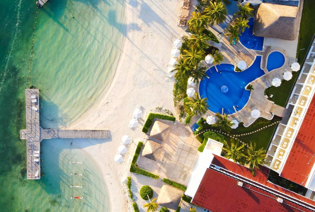 una vista aérea de una playa y el océano en Cancun Bay All Inclusive Hotel, en Cancún