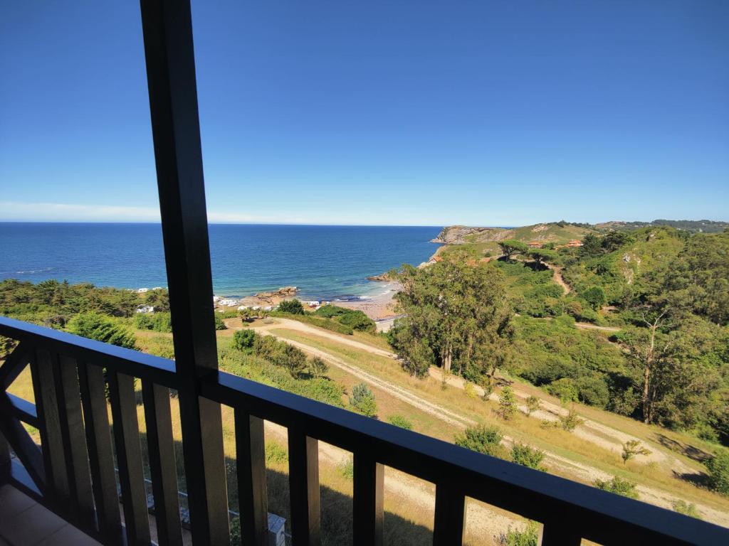 uma vista para o oceano a partir de uma varanda em Bonito dúplex con vistas al mar em Comillas