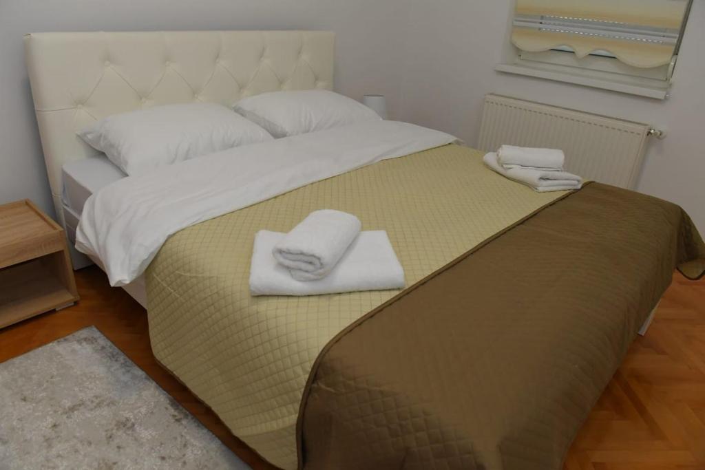 Postel nebo postele na pokoji v ubytování Dobi Apartmani WING 7