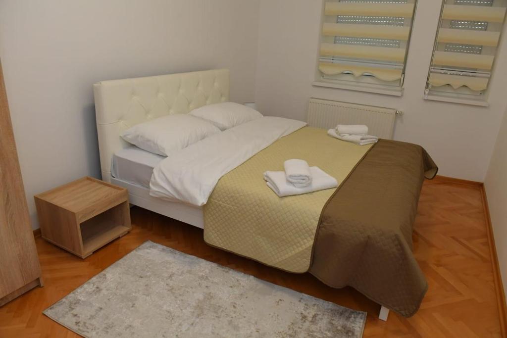 Postel nebo postele na pokoji v ubytování Dobi Apartmani WING 7