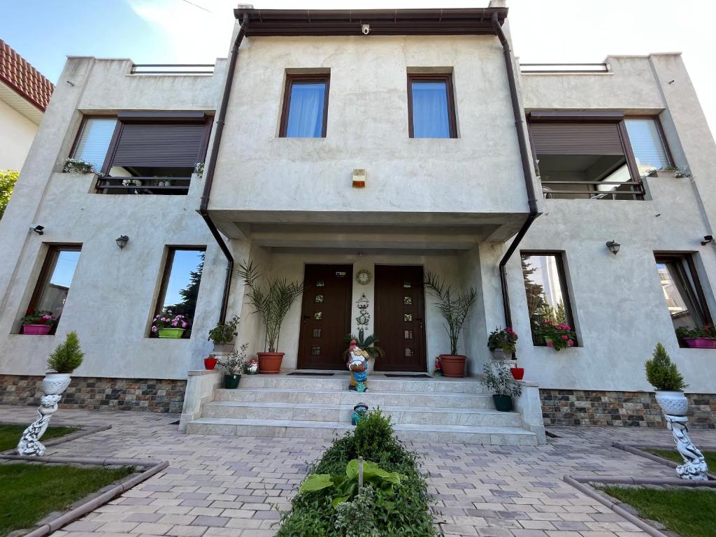 eine Person, die vor einem Haus sitzt in der Unterkunft Vila AlMare in Eforie Nord