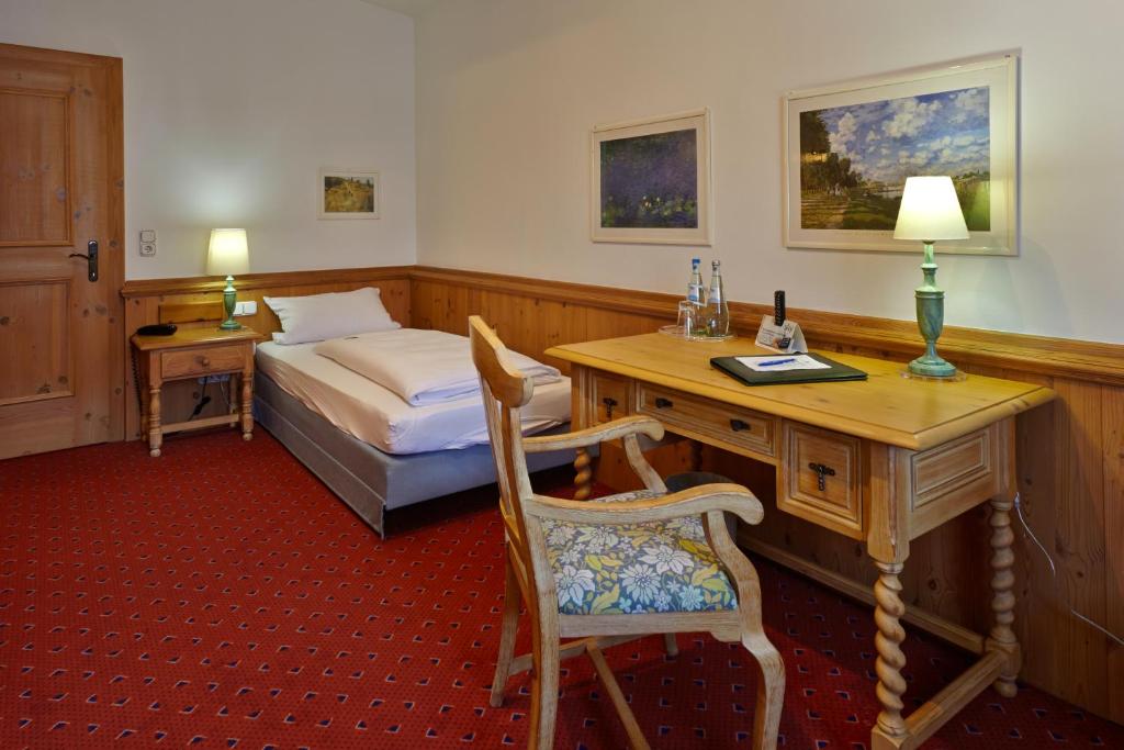 TV a/nebo společenská místnost v ubytování Hotel Sauerlacher Post