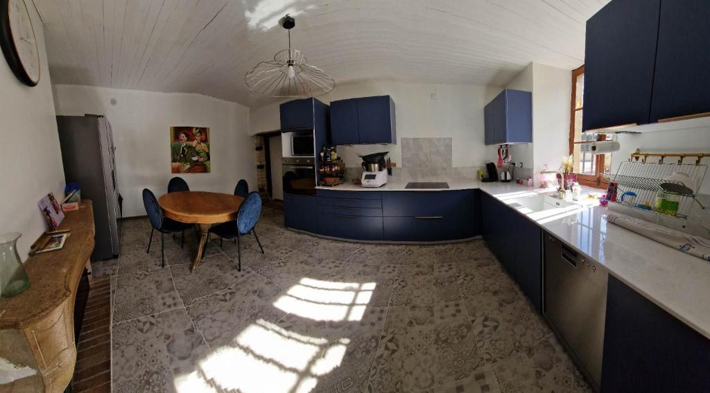 Kuchyň nebo kuchyňský kout v ubytování 2 CHAMBRES DANS MAISON EN PIERRE ATYPIQUe