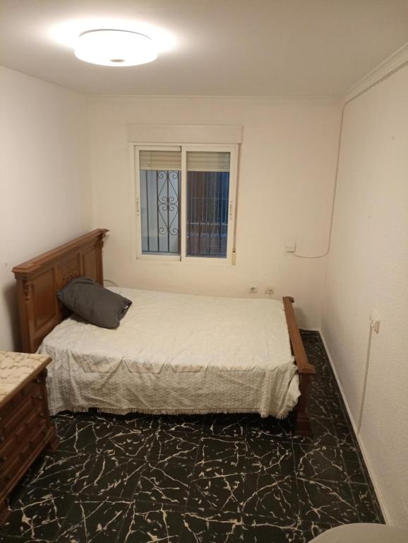 Un pat sau paturi într-o cameră la Chambre economique