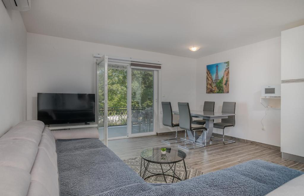 ein Wohnzimmer mit einem Sofa und einem Tisch in der Unterkunft Apartment Diva in Sveti Vid-Miholjice