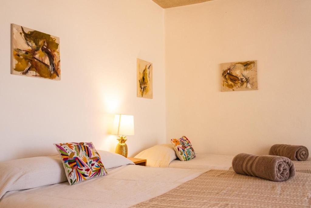 Postel nebo postele na pokoji v ubytování Spacious artsy home with fast WiFi