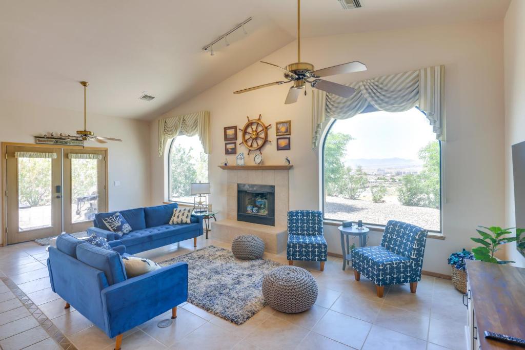 uma sala de estar com mobiliário azul e uma lareira em Casa Vista Bullhead City Home with Patio and View! em Bullhead City