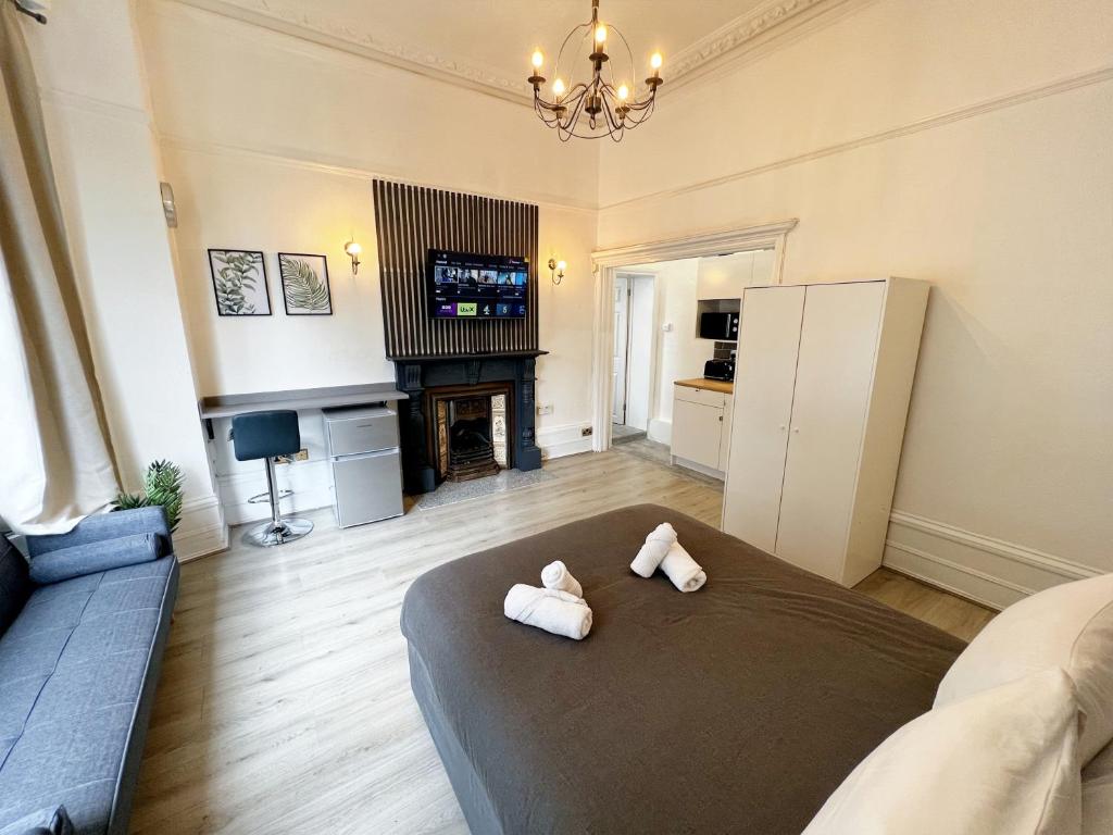 - un salon avec un canapé et une cheminée dans l'établissement Erin Court Mansions - Suite 10, à Croydon