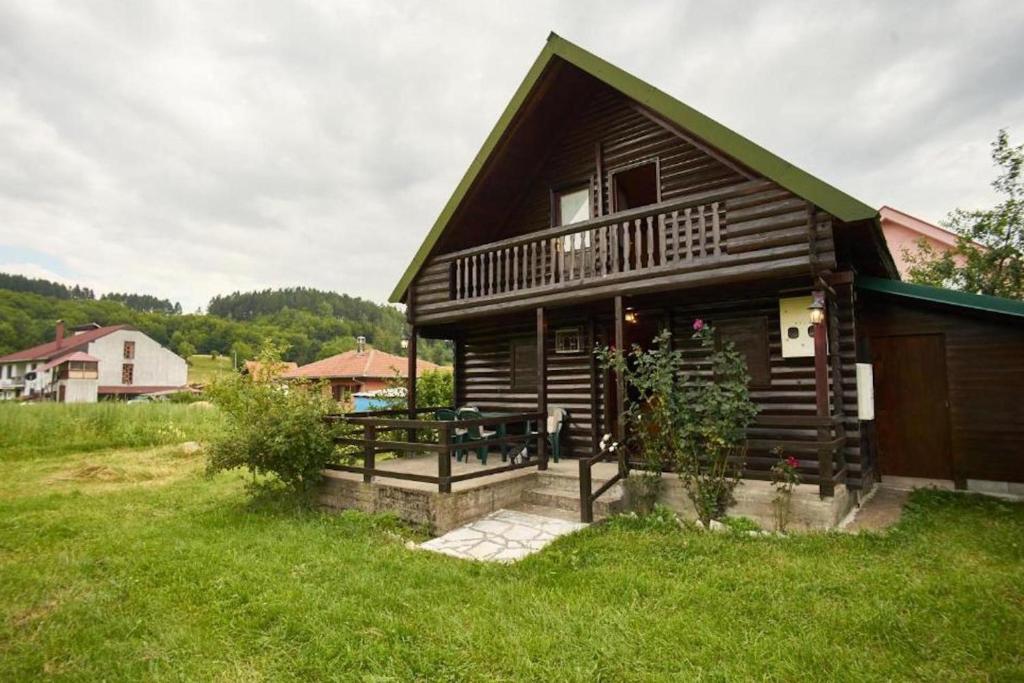 Cabaña de madera con porche y balcón en Cottage Walnut en Kolašin