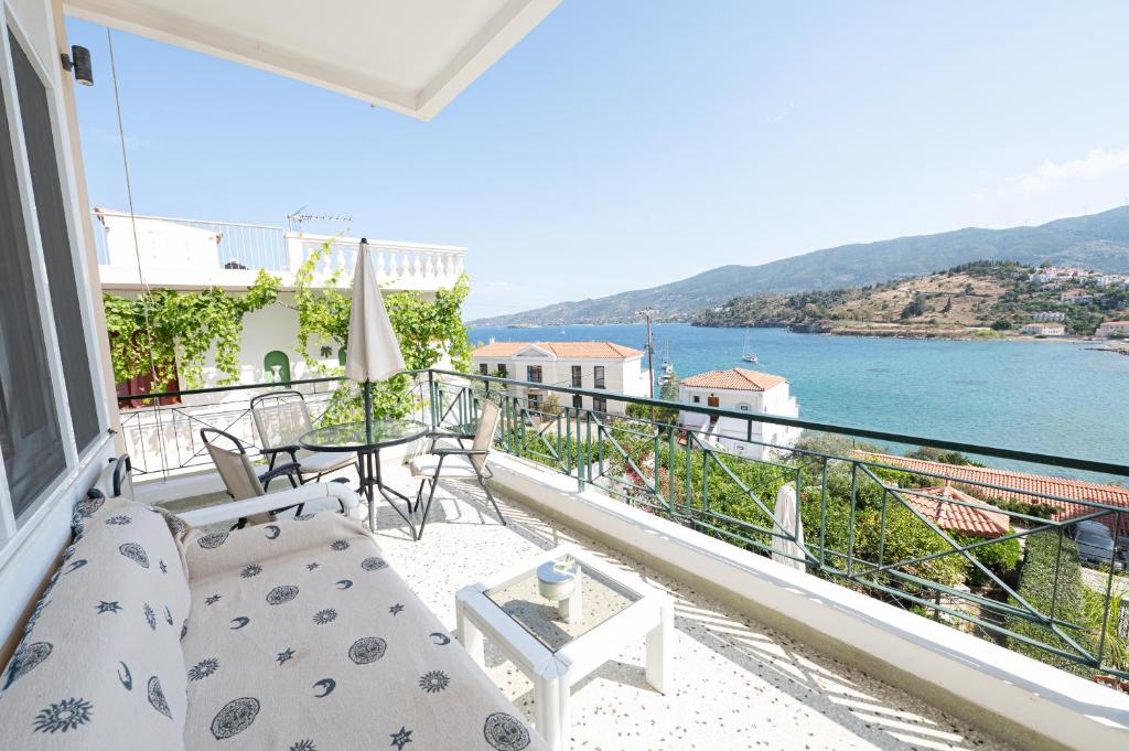 um quarto com uma varanda com vista para a água em Villa Sofia Sea View em Poros