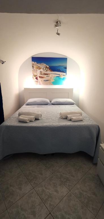 - une chambre avec un lit et 2 serviettes dans l'établissement Casa Franchi, à Catane