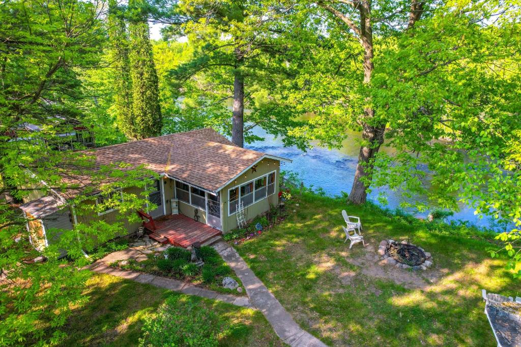 eine Luftansicht eines Hauses neben einem Fluss in der Unterkunft Riverfront Nature Getaway Near Downtown Pine City! in Pine City